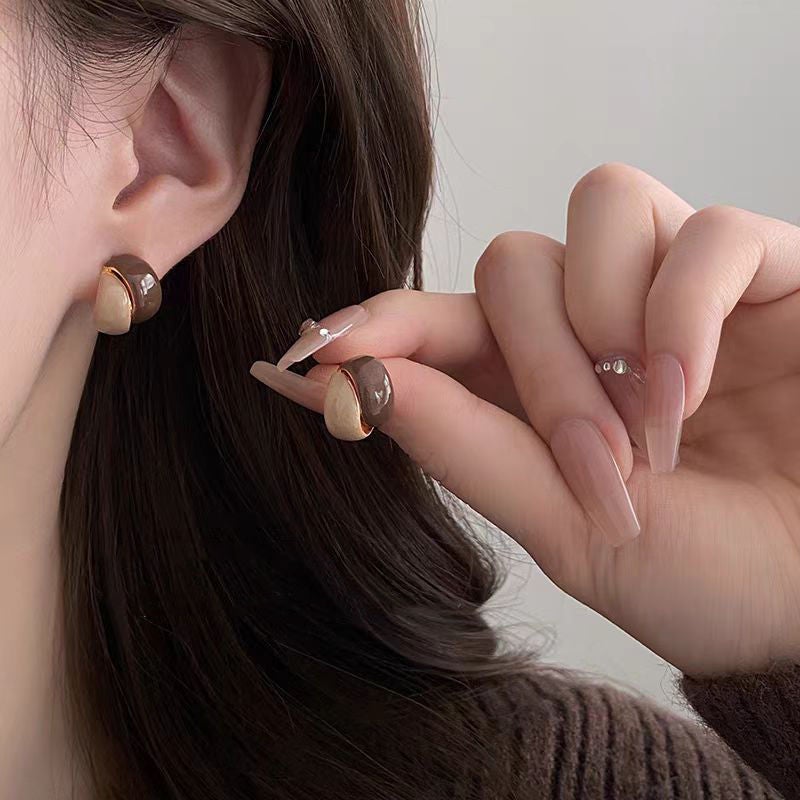 French Retro Milk Coffee Contrast Glaze Ear Studs Women'S Light Luxury Elegant High-End Elegant Elegant Fashionable All-Match Gentle Earrings - Image 3